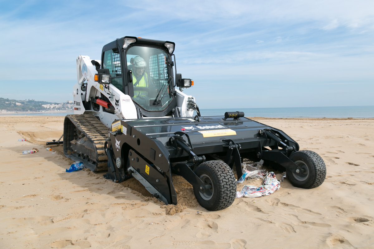 Il Puliscisabbia Bobcat si riconferma come soluzione ottimale anche per le spiagge di Vieste