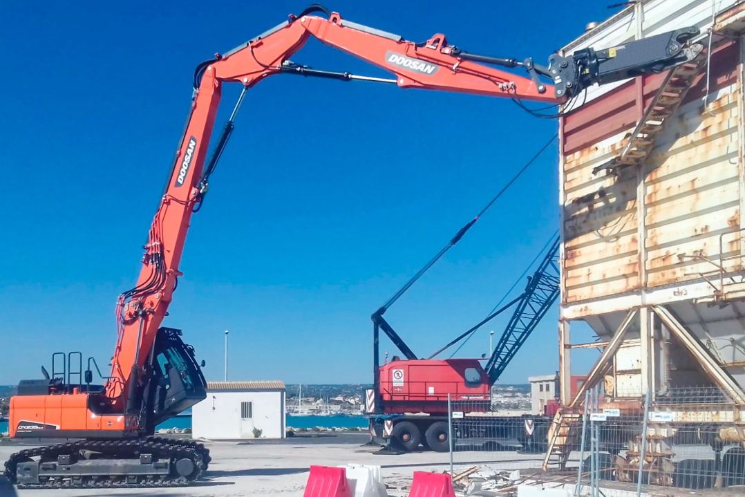 Doosan lancia l’escavatore da demolizione DX235DM