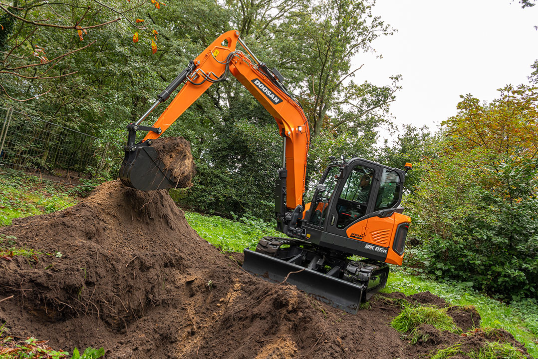 Doosan lancia il nuovo miniescavatore DX85R-7 da 8 t