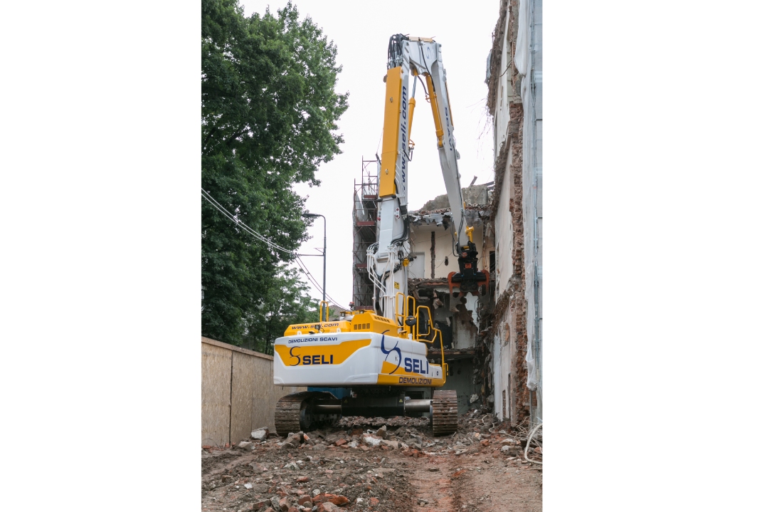 Il nuovo escavatore da demolizione Doosan DX235DM  al servizio di una storica università milanese