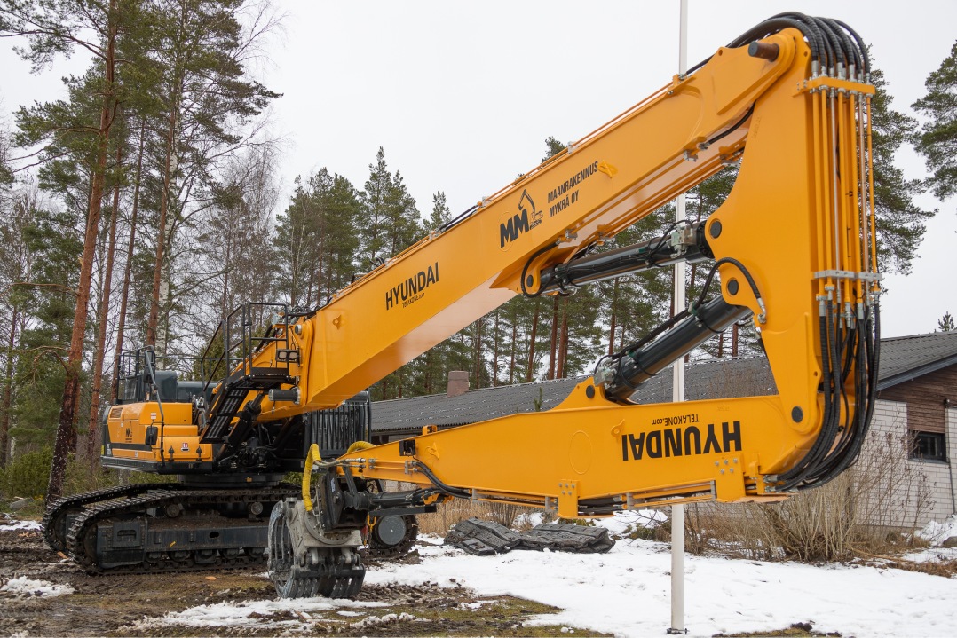 Grande e potente l’escavatore Hyundai HX520L rende leggera la  demolizione di un college in Finlandia