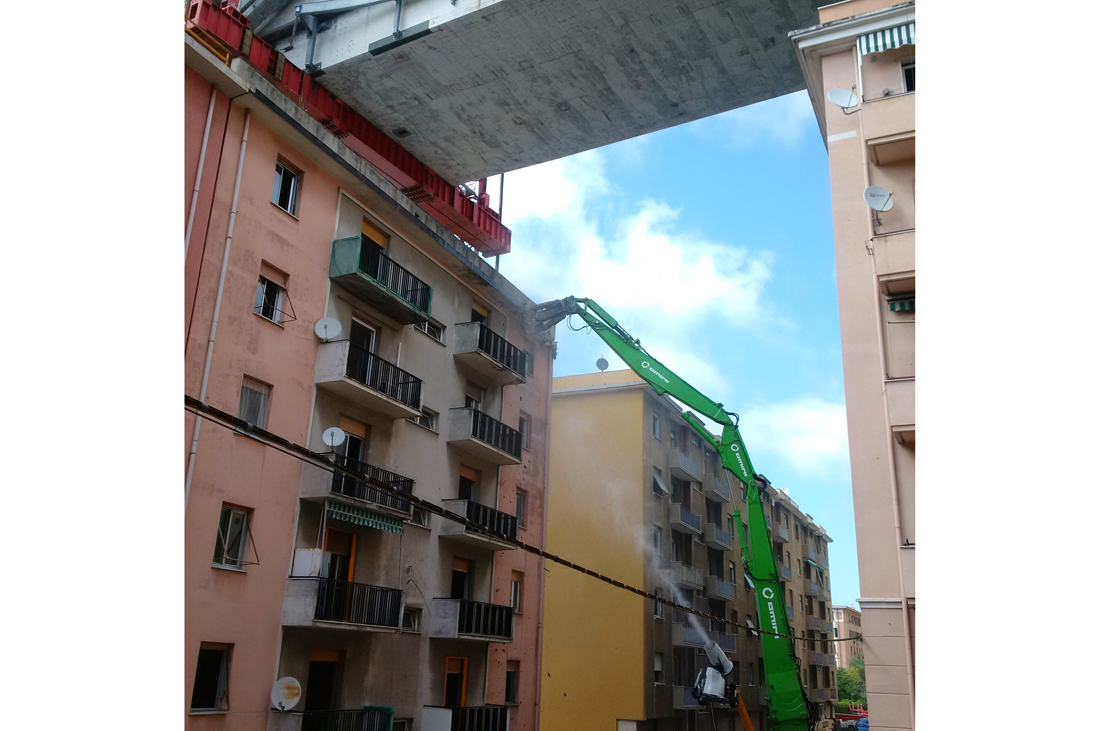 Ponte Morandi: demolizione edificio in Via Porro