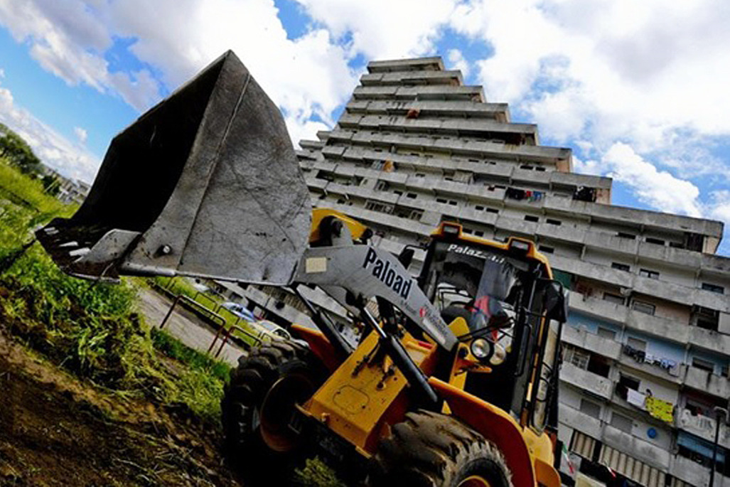 Scampia: la riqualificazione parte con la demolizione della Vela A