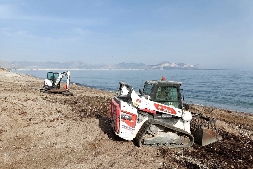 Bobcat in azione per salvaguardare la spiaggia di Bagheria
