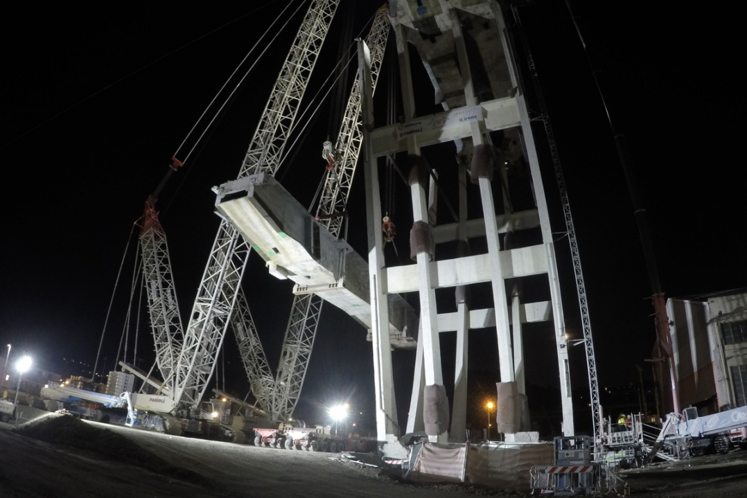 Lato ovest Ponte Morandi: proseguono le operazioni di demolizione della pila 8