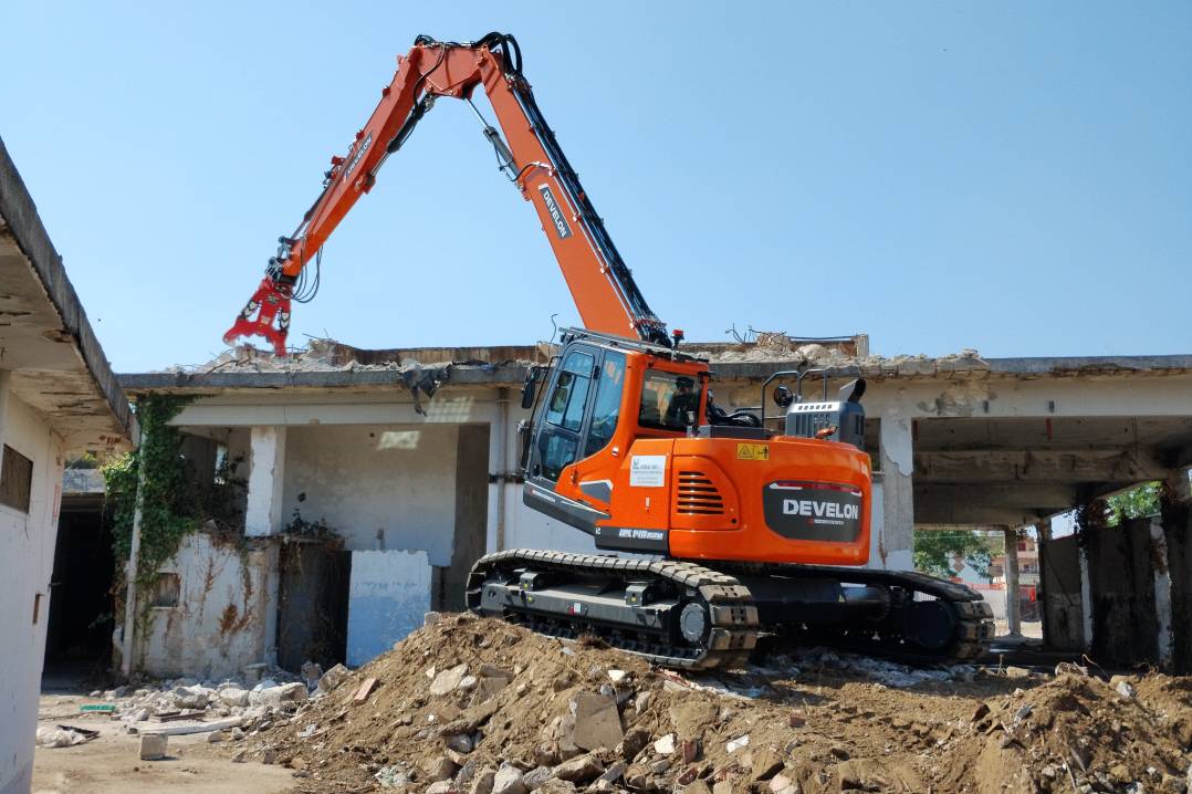 Il nuovo escavatore da demolizione Develon DX140RDM-7: stabilità e potenza in azione a Caserta