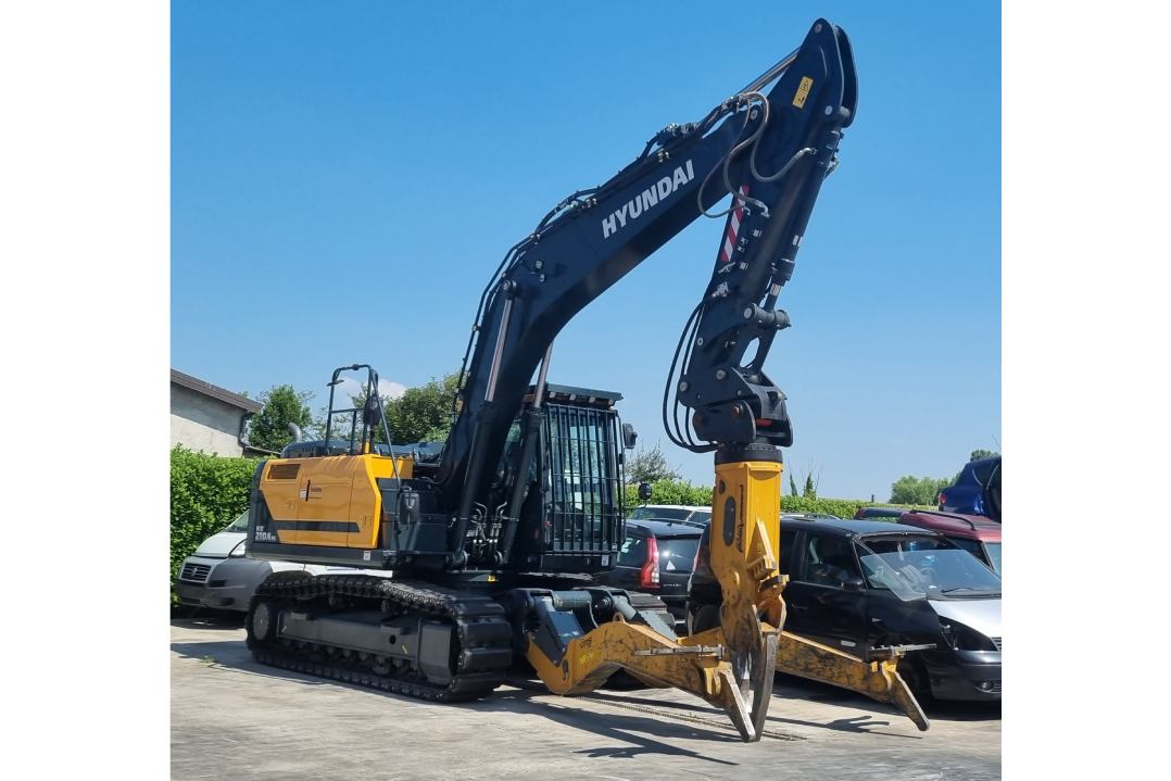 La precisione dell’escavatore Hyundai HX210A NL incrementa la sostenibilitá nel settore delle autodemolizioni