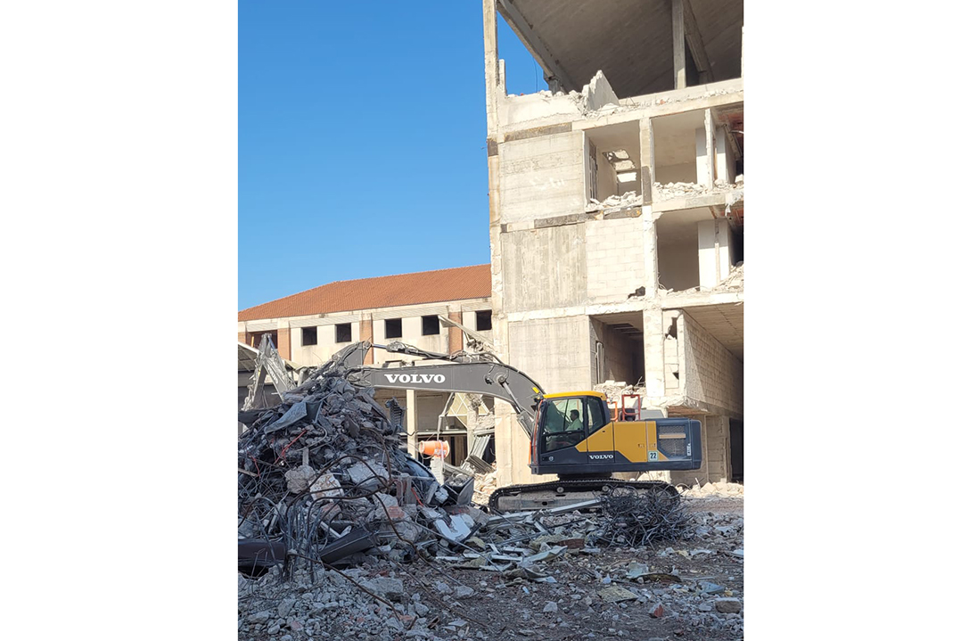 Demolizione dell’ex hotel, mai completato, di Cernusco sul Naviglio