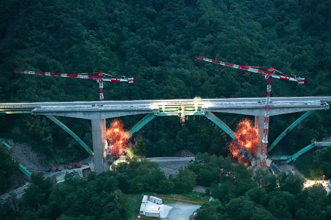 Una demolizione scenografica nel cuore della Lunigiana