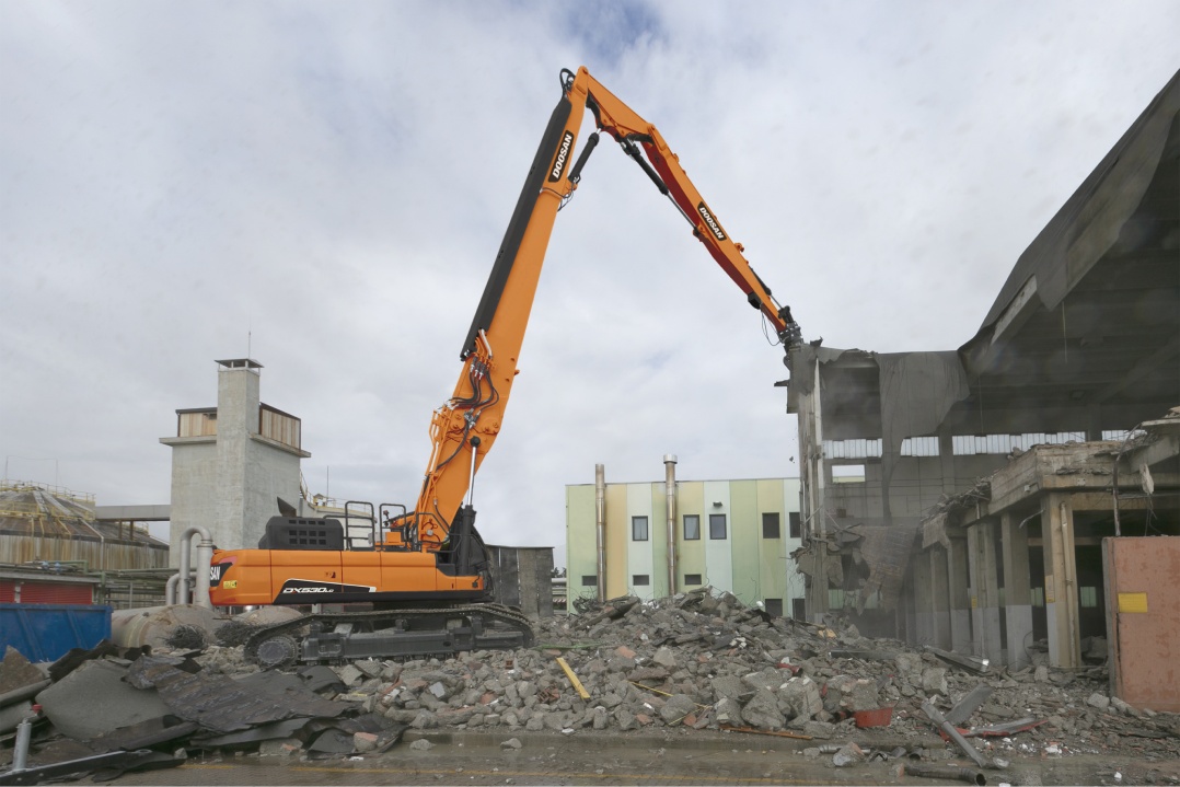 Doosan amplia la sua gamma di escavatori da demolizione con il DX530DM