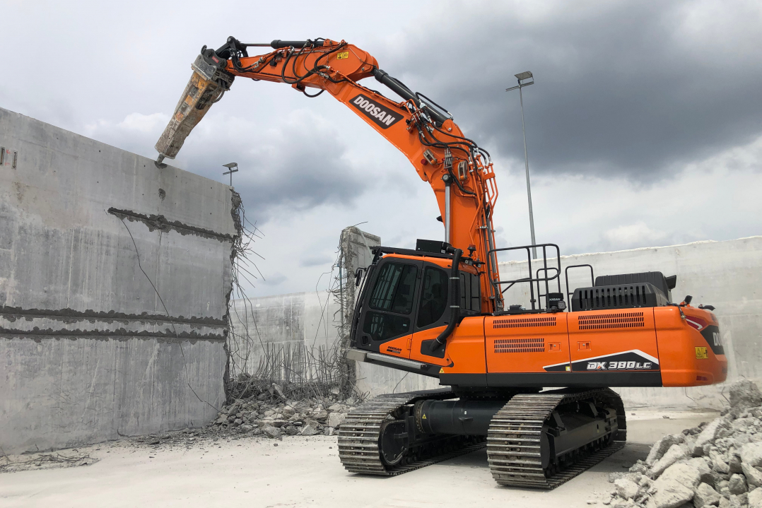 Doosan lancia l’escavatore da demolizione a grande sbraccio DX380DM-7