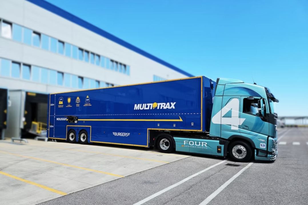 FOUR Sustainable Logistics, Volvo Trucks Italia e Multitrax: il progetto di trasporto con trattore elettrico