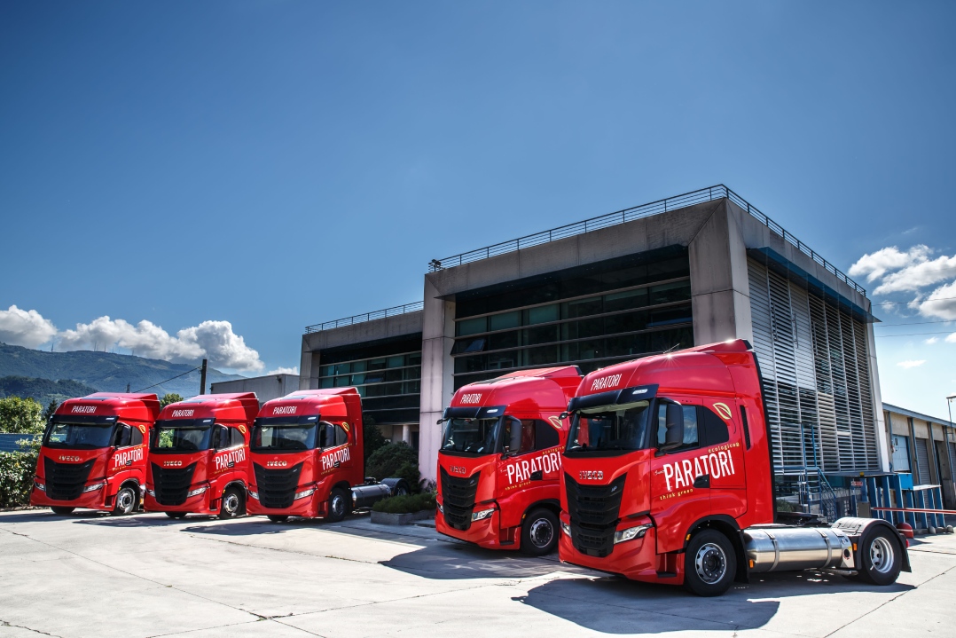 18 nuovi IVECO S-Way fanno crescere la quota green nella flotta della Paratori di Genova per un trasporto sostenibile e già predisposto per il bio metano.