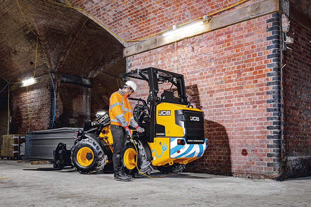 JCB lancia la pala compatta elettrica 403e a zero emissioni