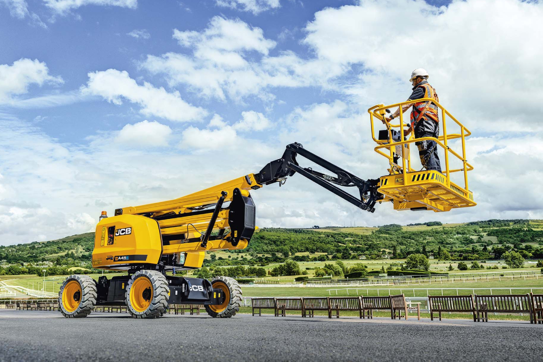 Trasmissione elettrica e ibrida per le nuove piattaforme di lavoro aereo a braccio articolato JCB