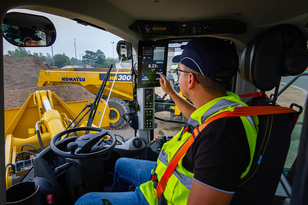 Komatsu Europe presenta il nuovo SubMonitor per pale gommate