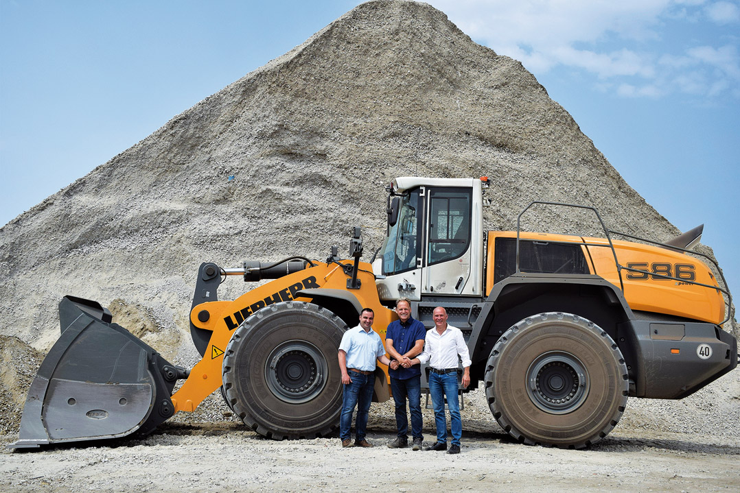Pala gommata Liebherr L 586 XPower® con luci adattive