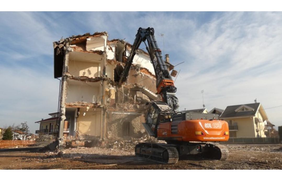 Escavatore da demolizione Hitachi ZX400MC-7: tre bracci sono meglio di uno