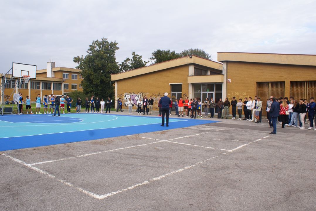 Inaugurato il campo da basket in gomma riciclata da PFU all’Istituto vincitore del progetto Educational Ecopneus