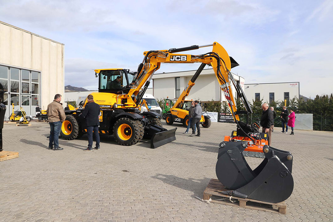 Piolanti e Officina Montefeltro per un JCB Hydradig alla Battistini Curzio srl
