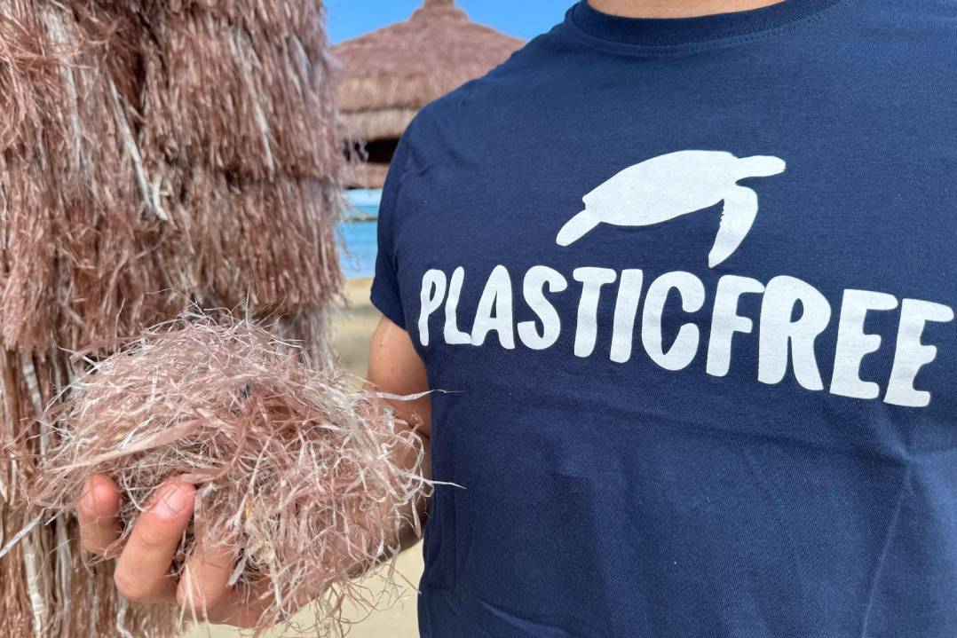 Ambiente: al bando gli ombrelloni hawaiani in rafia sintetica