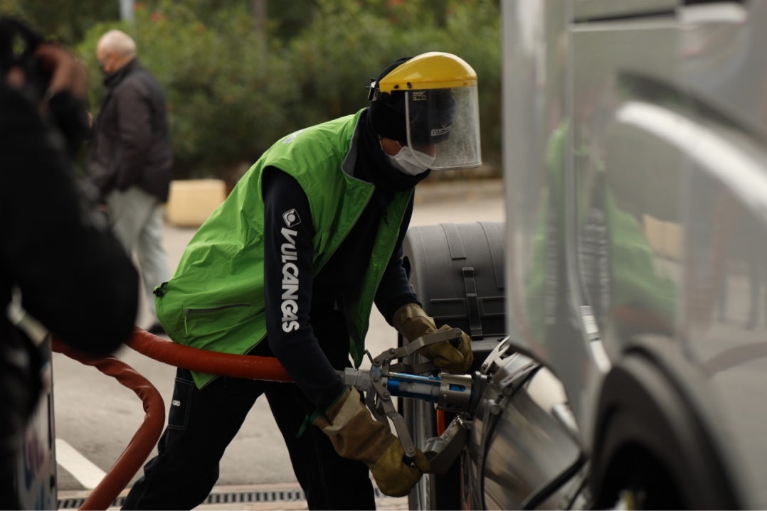 Il CIB – Consorzio Italiano Biogas e IVECO protagonisti del primo rifornimento in Italia di un camion a Biometano liquefatto
