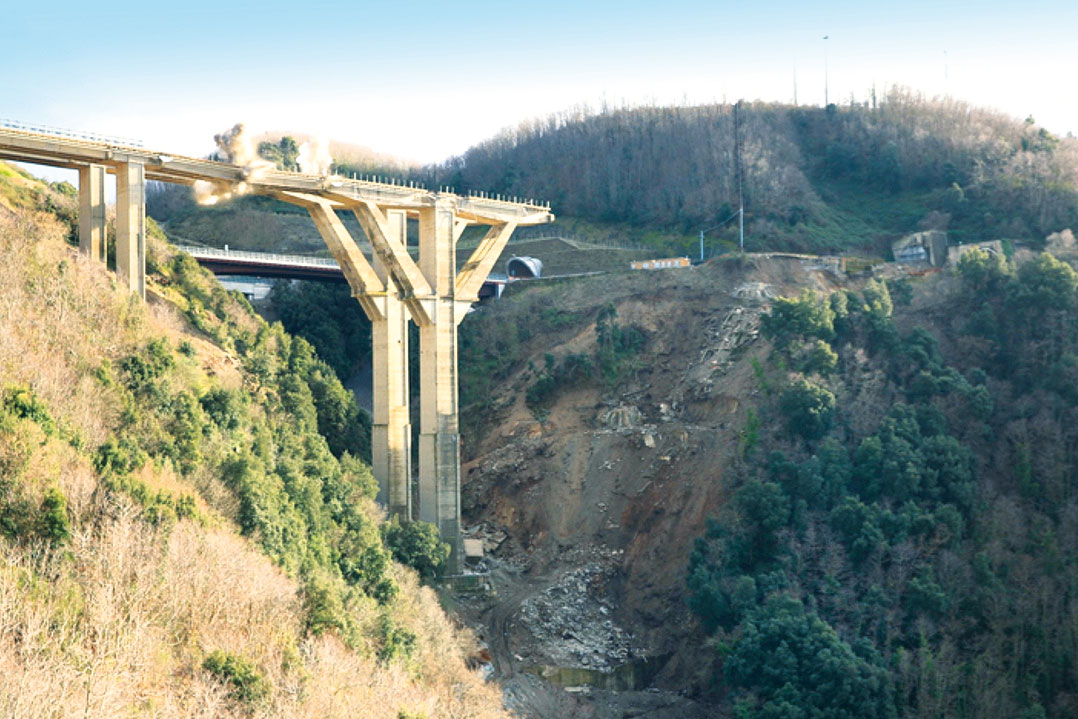 Demolizione di viadotti autostradali sulla A3 Salerno-Reggio Calabria
