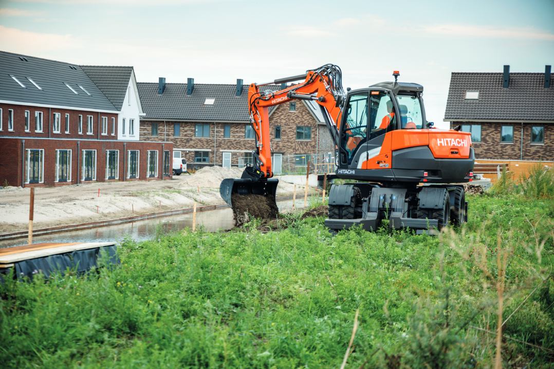 Hitachi a Intermat 2024 con il versatile escavatore gommato ZX135W-7
