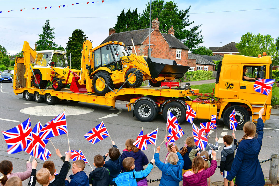 Le macchine JCB si dirigono a Londra per il Giubileo di Platino