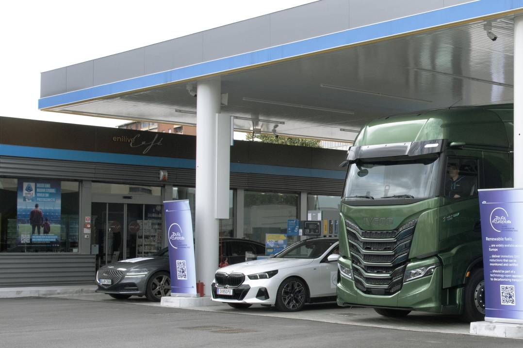 IVECO al Tour d’Europe: il biometano guida la transizione verso una mobilità sostenibile