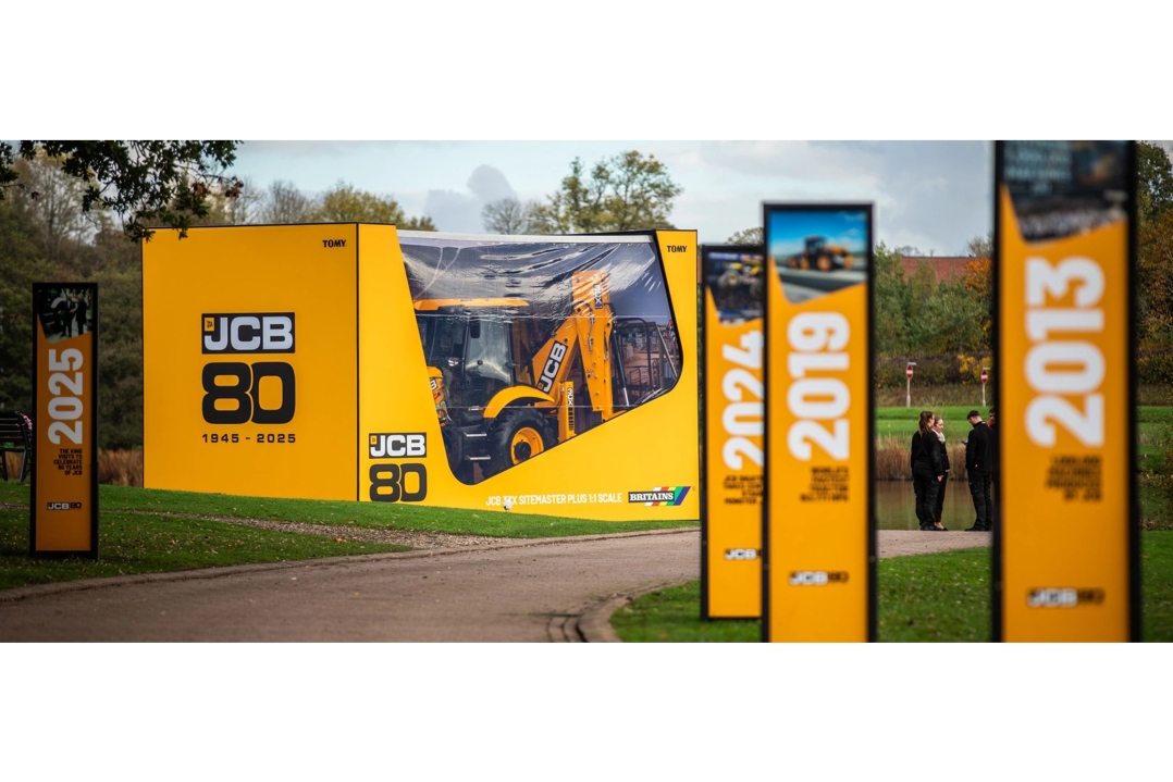 Doppia celebrazione per JCB e Lord Bamford  per gli 80 anni