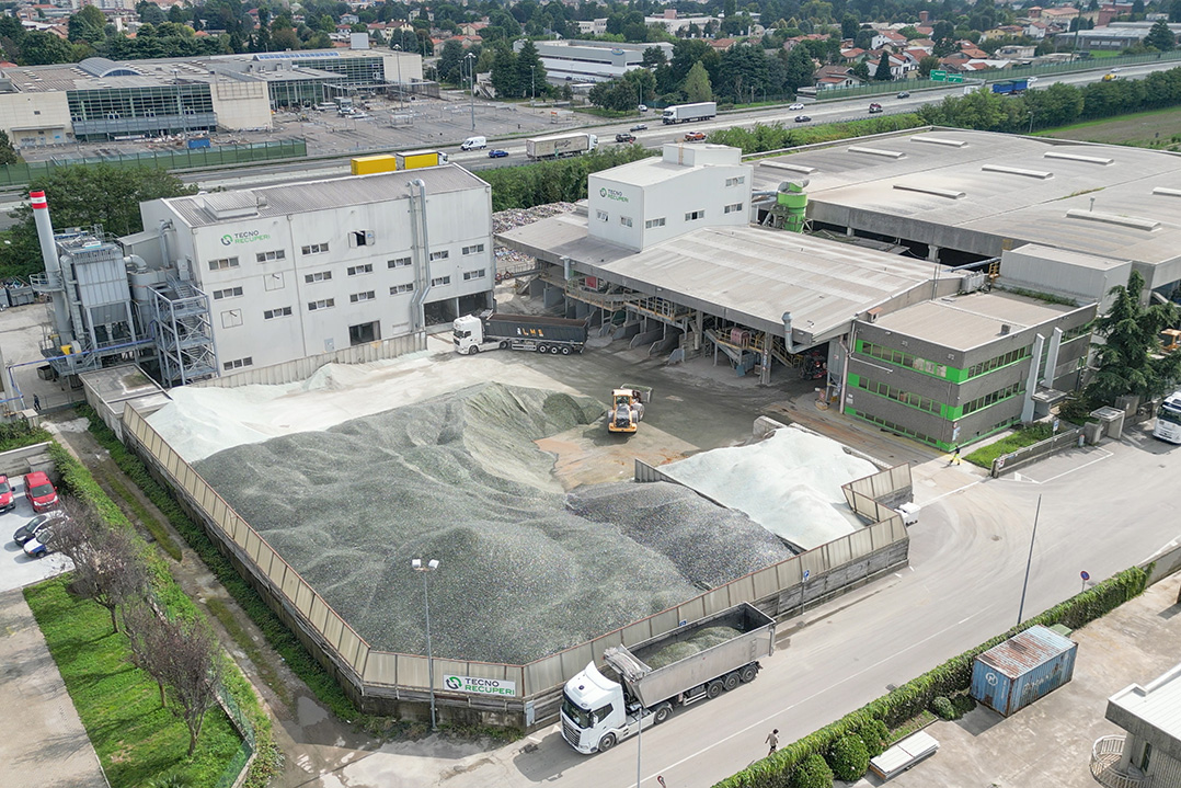 Gladius: la soluzione ad alta efficienza per la pulizia dei nastri trasportatori nel riciclaggio del vetro