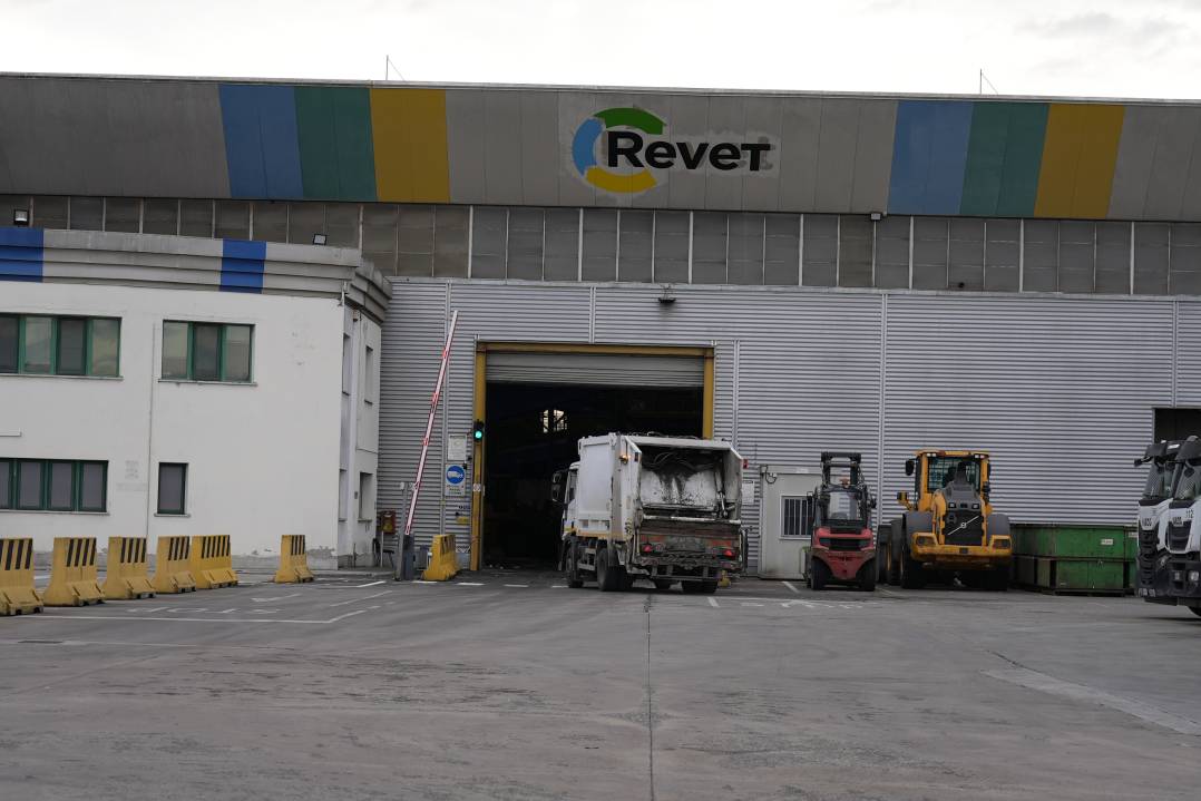 Revet raddoppia il riciclo delle plastiche: inaugurata la seconda linea di produzione del granulo