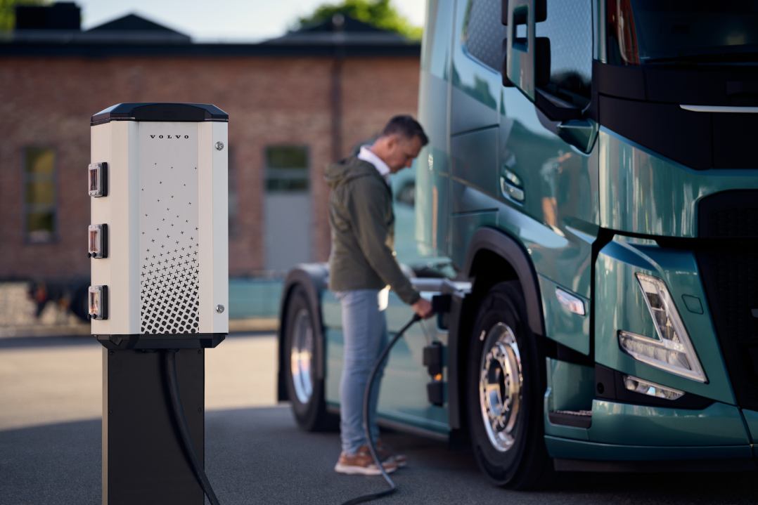 Volvo lancia un nuovo servizio per la ricarica dei camion elettrici