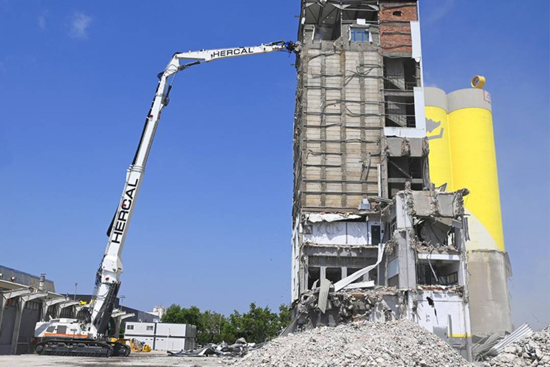 Liebherr R 980 Demolition: Hercal guida l’innovazione con l’escavatore da demolizione più grande della Penisola Iberica