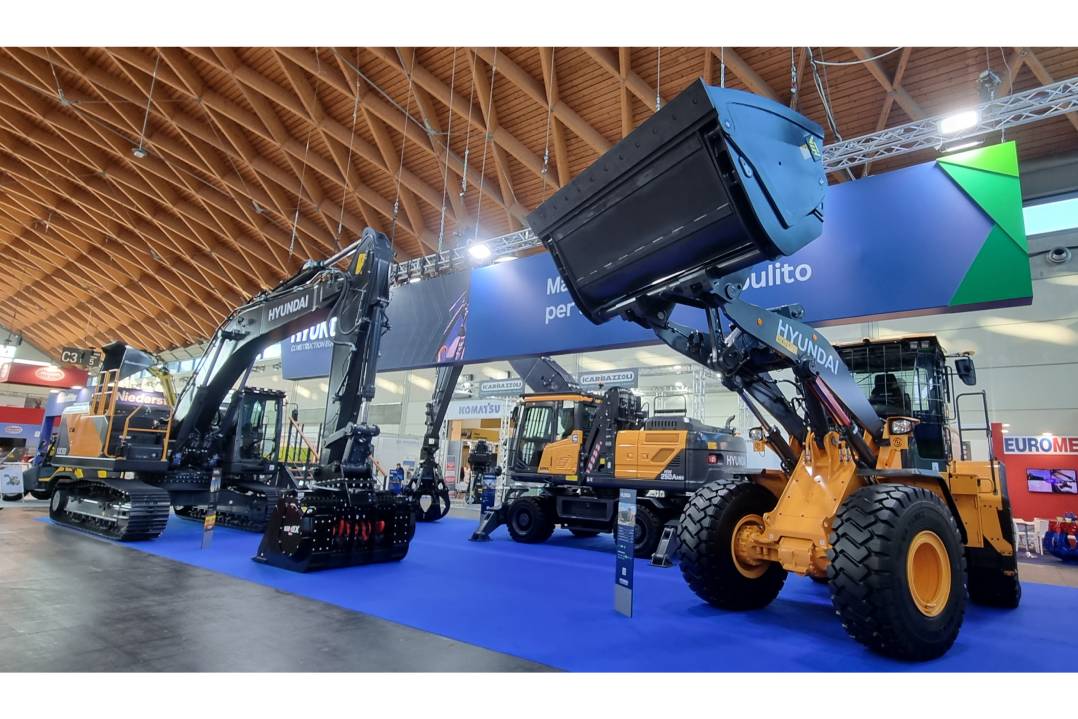 Il nuovo movimentatore di materiali HW250A MH Hyundai protagonista a Ecomondo