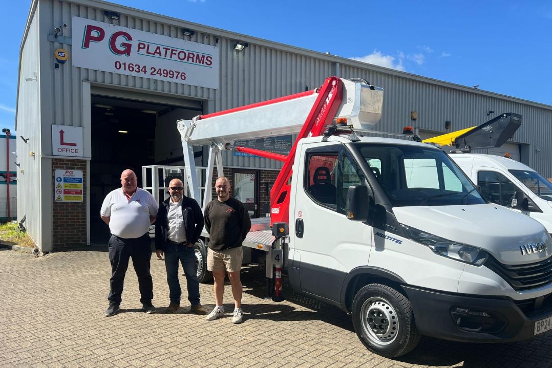 Consegnata a PG Platform la prima piattaforma autocarrata telescopica MJE250 del Regno Unito