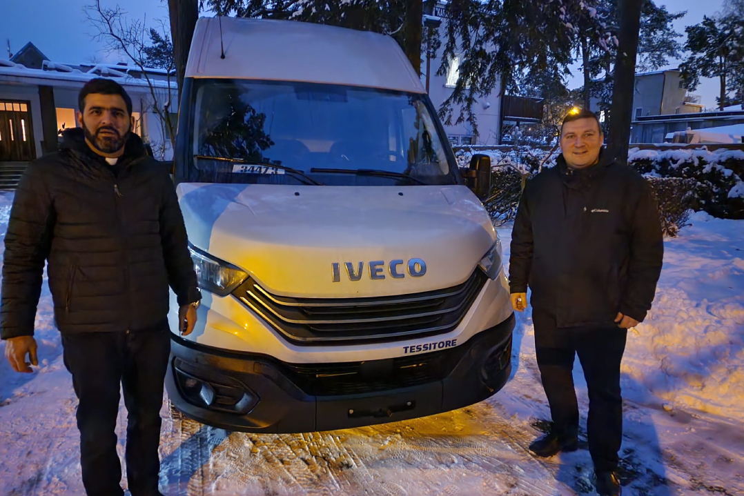 La concessionaria IVECO Tessitore consegna un Daily furgone alla Curia di Kiev