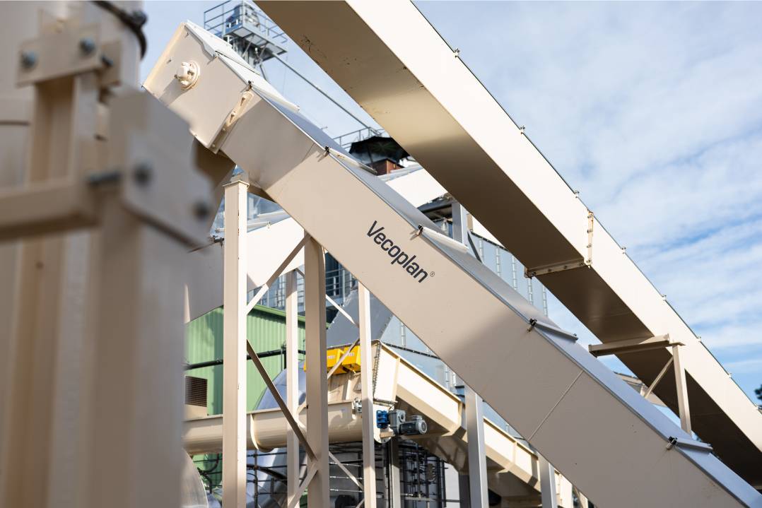Tecnologia di punta per residui di legno: Lesbats ottimizza la logistica dei materiali con sistemi Toploader