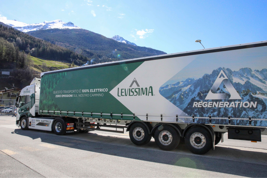 Volvo Trucks Italia consegna a Levissima il primo truck elettrico per una distribuzione più sostenibile dell’acqua minerale in Italia