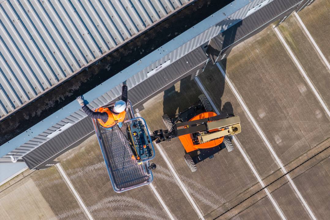 JLG svela la piattaforma elettrica a braccio articolato EC450AJ Compact