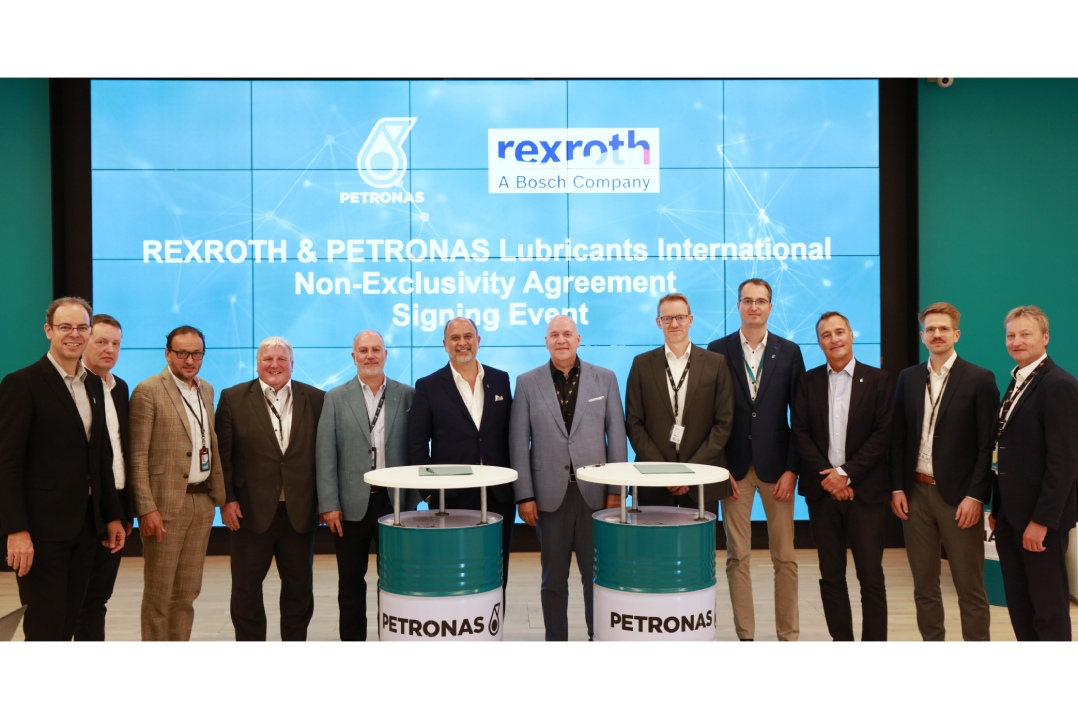 Bosch Rexroth e PETRONAS Lubricants International insieme per sviluppare fluidi idraulici e UTTO di origine biologica