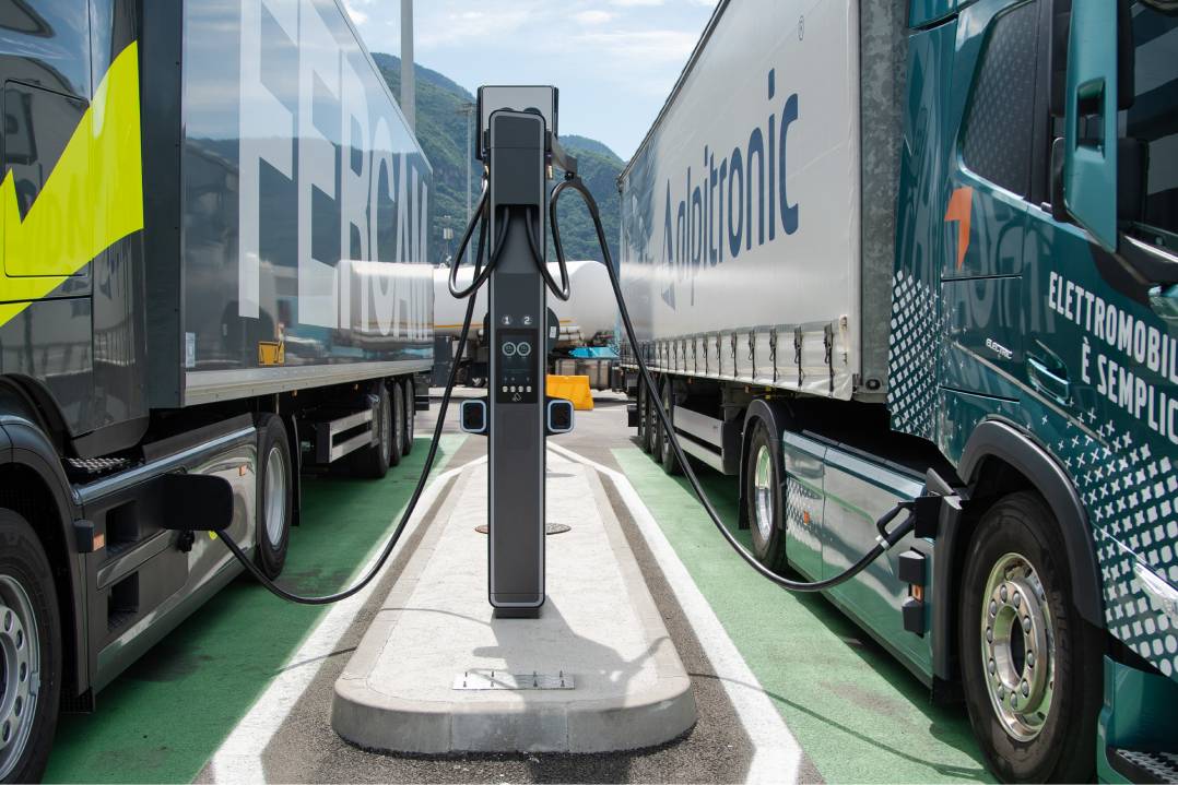Mezzi pesanti: Autostrada del Brennero inaugura il primo punto di ricarica da 1000kW