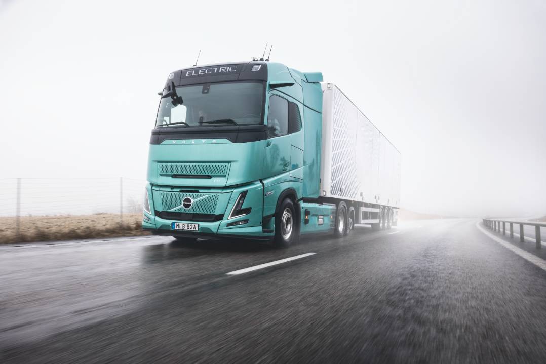 600 km di autonomia e ricarica superveloce: ecco il nuovo camion elettrico di Volvo