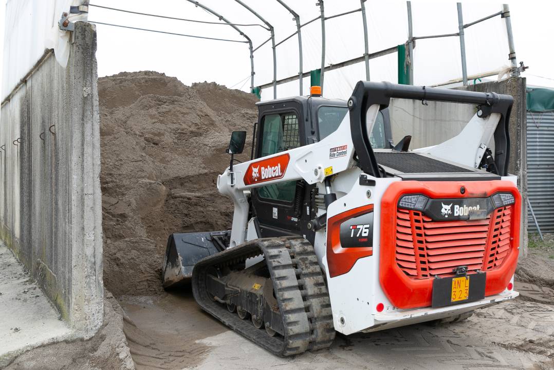 La pala cingolata Bobcat T76: un’alleata insostituibile per la raccolta nei campi di Euroverde