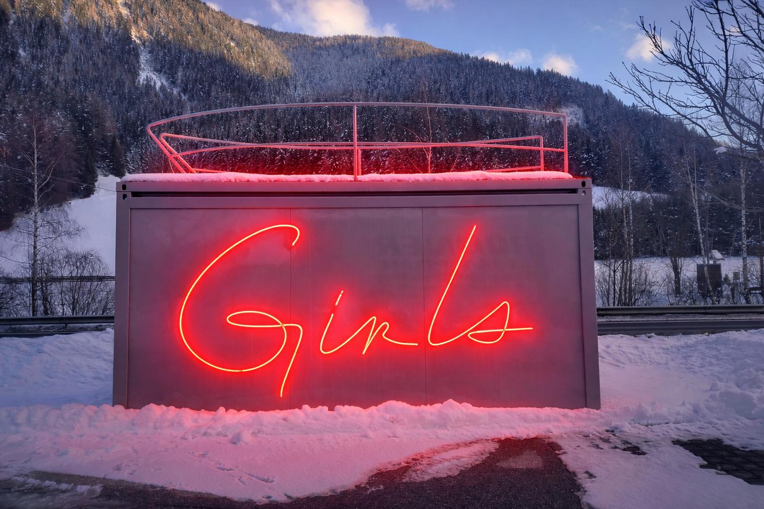 Empowerment Femminile nello sport: ai Giochi Olimpici si illumina il messaggio dell’Artcontainer Girls Wanted