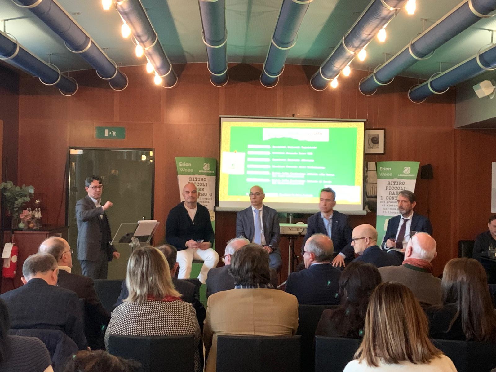 Presentata a Milano una ricerca di Legambiente sul rispetto delle norme in materia di rifiuti elettronici